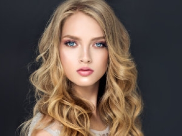 woman with beautiful blonde wavy hair